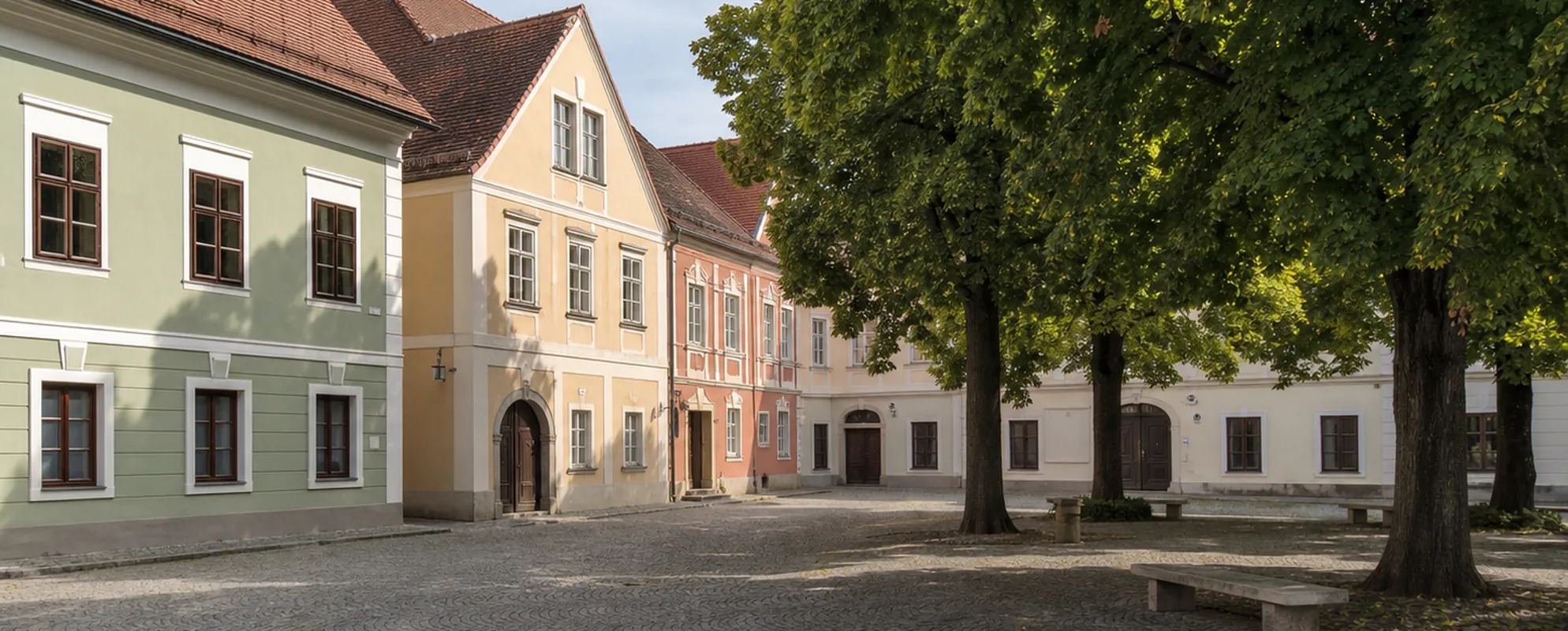Hauptplatz einer österreichischen Landstadt mit zwei- und dreigeschoßigen Bürgerhäusern